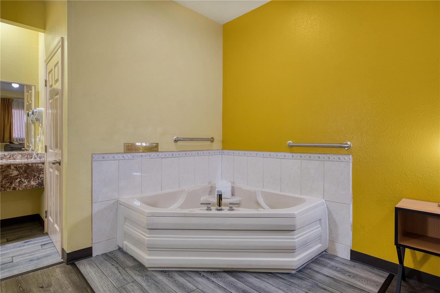 Suite - 1 King Bed w/ Jacuzzi