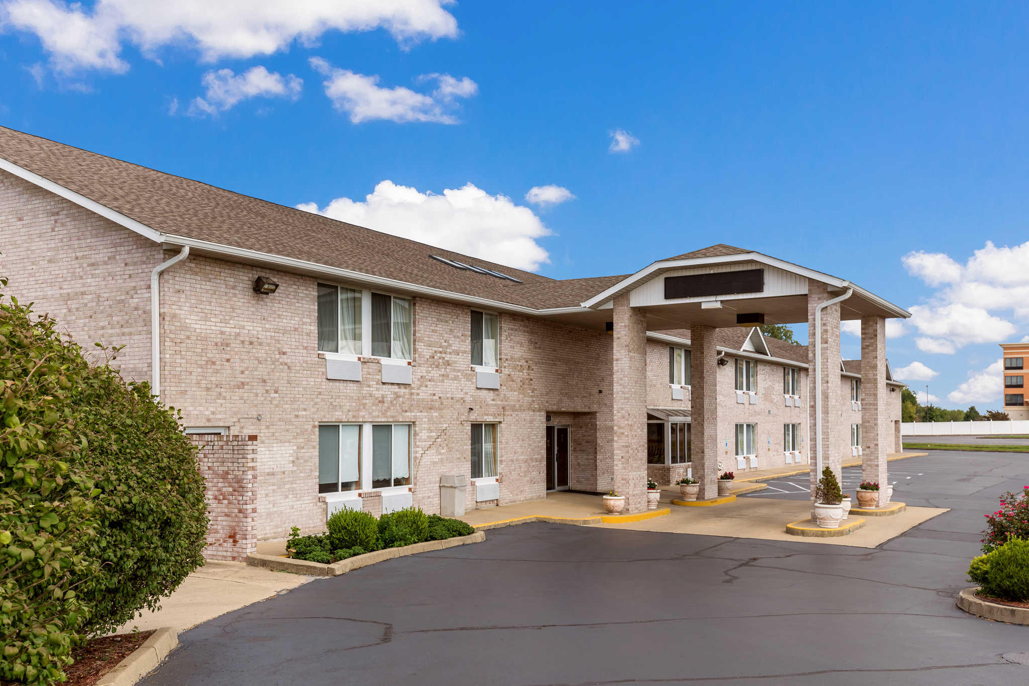 Econo Lodge Inn & Suites in Fairview Heights, IL (Hotels & Motels ...