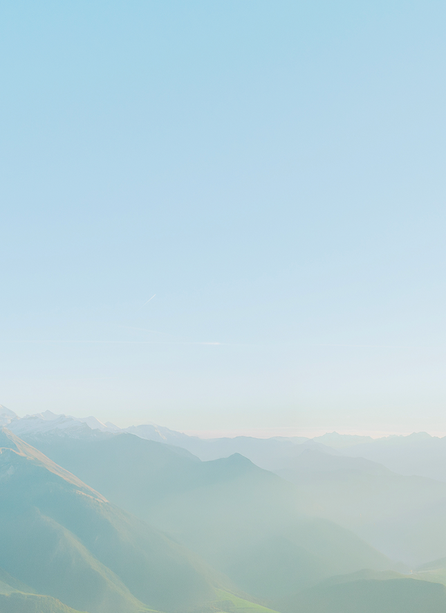 Ciel bleu clair au-dessus d’une chaîne de montagnes escarpées et enneigées par une journée ensoleillée.