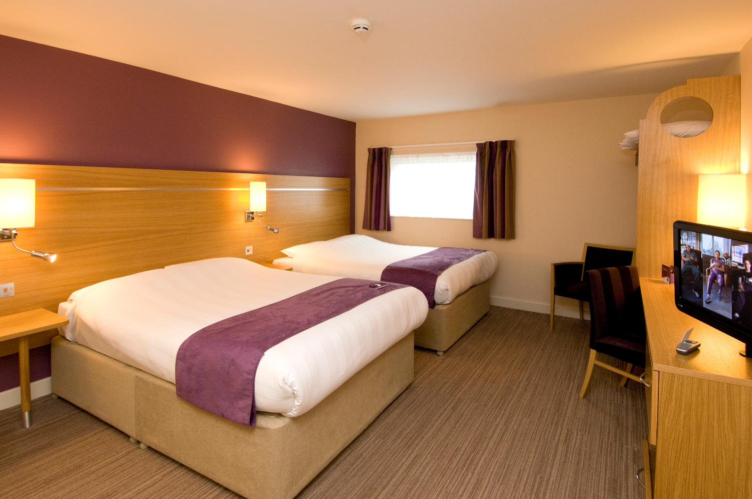 Premier Inn bedroom Premier Inn Manchester Airport (M56/J6) Runger Lane South hotel Manchester 03333 211299