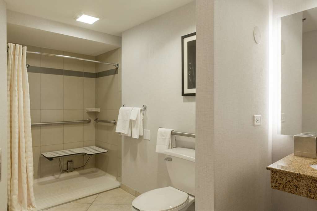 Guest room bath
