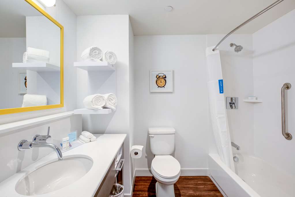 Guest room bath