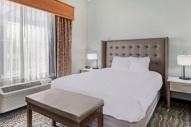 Images Best Western Plus Peppertree Inn at Omak