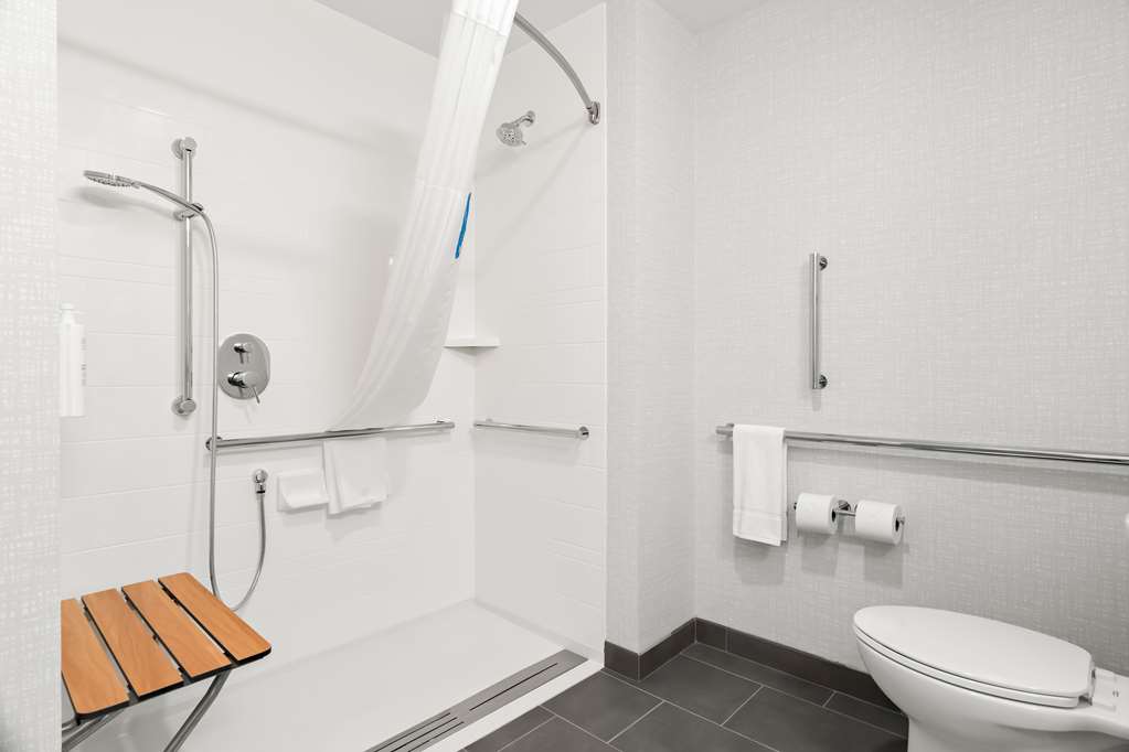 Guest room bath