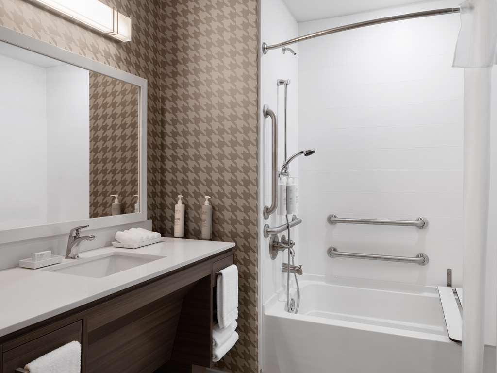 Guest room bath