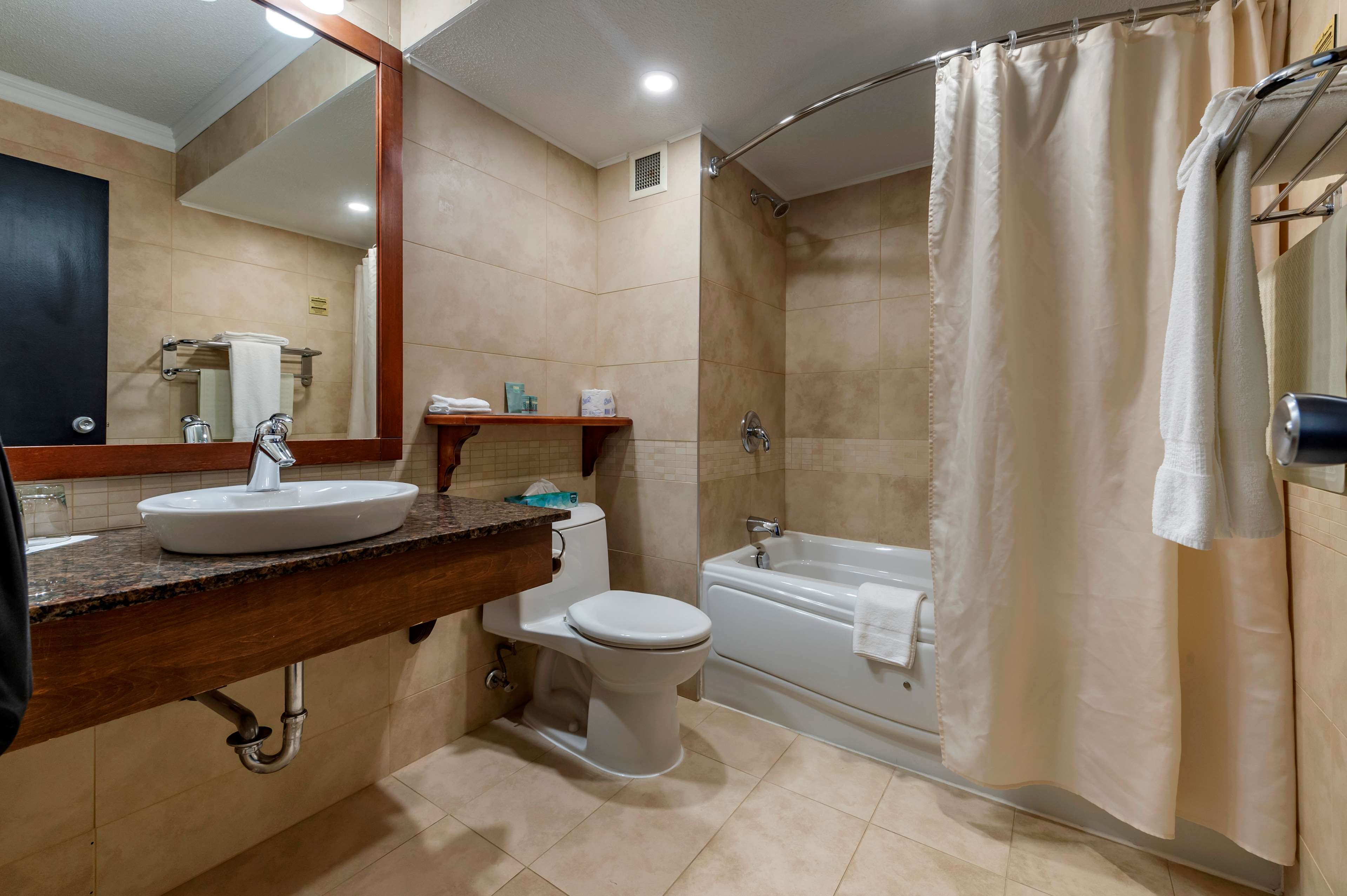 Best Western Hotel Universel Drummondville in Drummondville: Bathroom