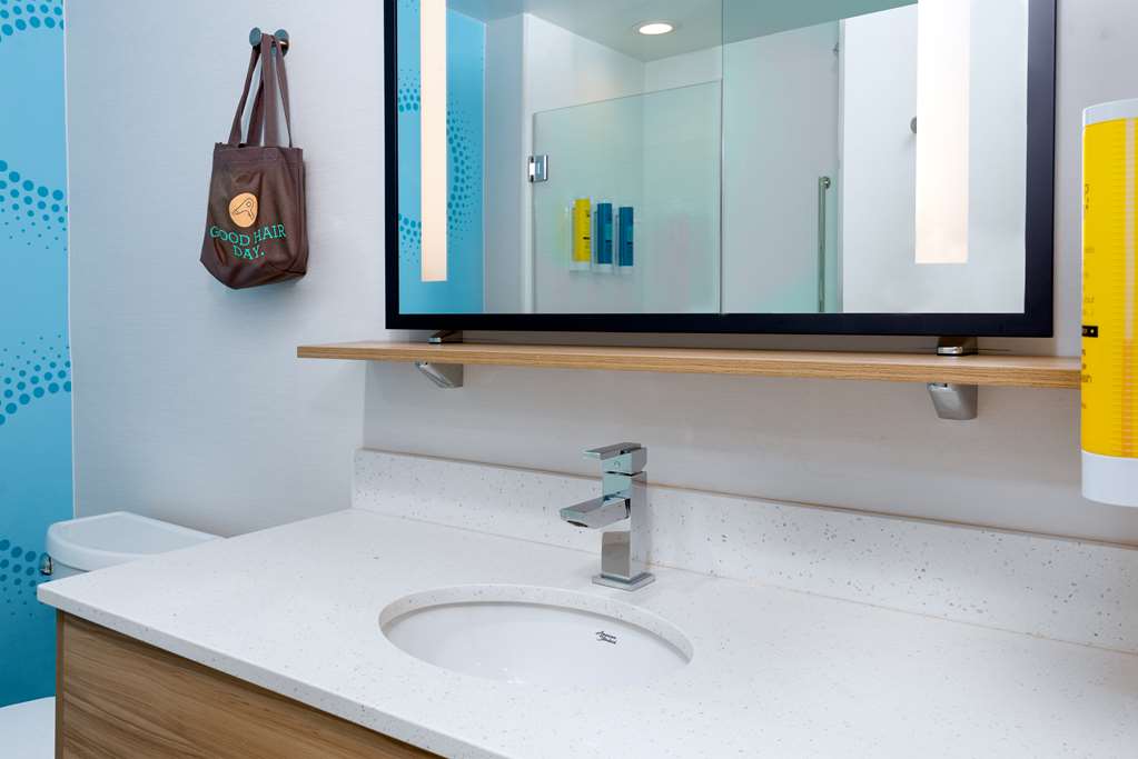 Guest room bath
