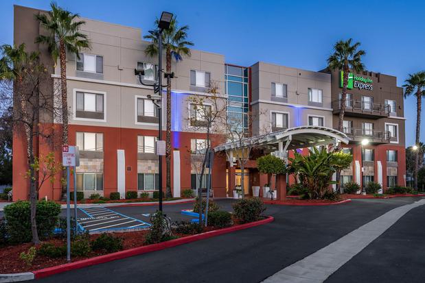 Images Holiday Inn Express & Suites Fremont - Milpitas Central by IHG