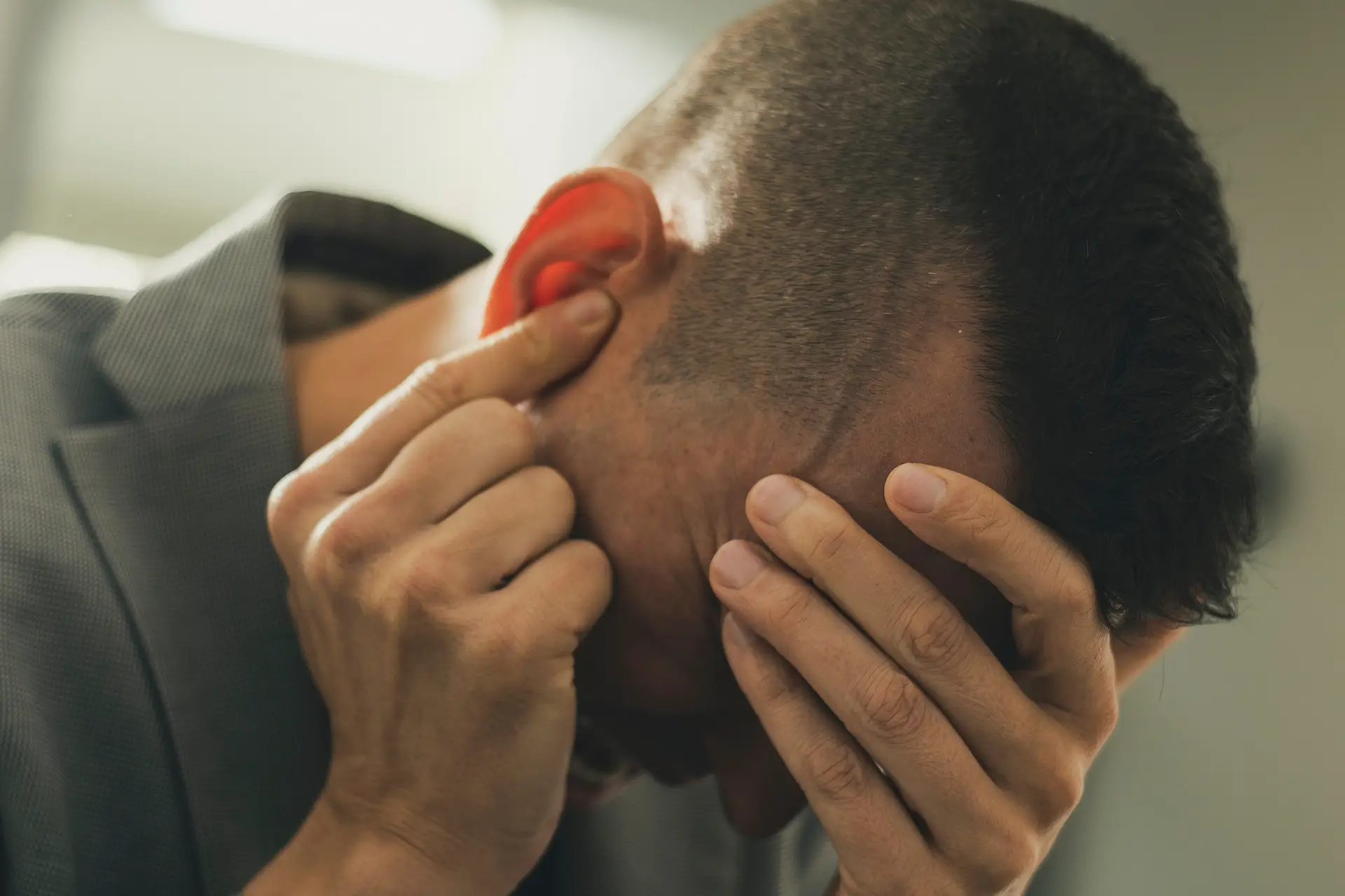 Giovane uomo soffre di acufene