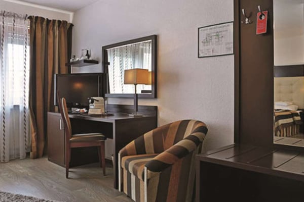 deluxe room desk