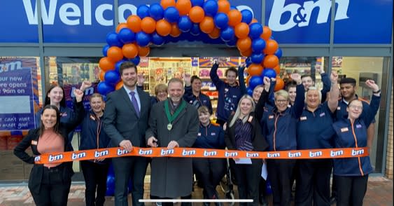 Store staff at B&M's new store in Hednesford were delighted to welcome the local mayor and local charity Newlife Cannock. The charity received £250 worth of B&M vouchers for taking part in B&M's special day.