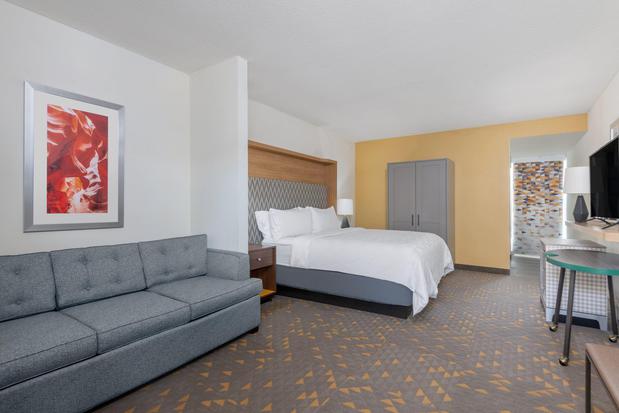 Images Holiday Inn & Suites Pittsfield-Berkshires by IHG
