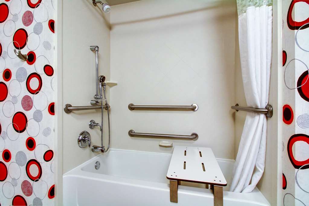 Guest room bath