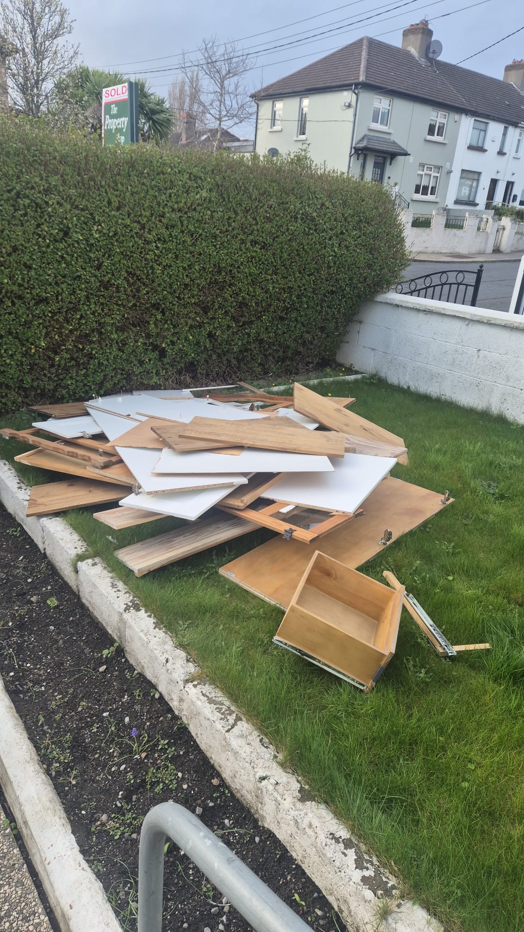 Residential Rubbish Removal, Commercial Waste Removal, Garden Waste Clearance, Construction & Renovation Waste Removal, Attic, Garage & Shed Clearance, Tree Removal & Green Waste Recycling