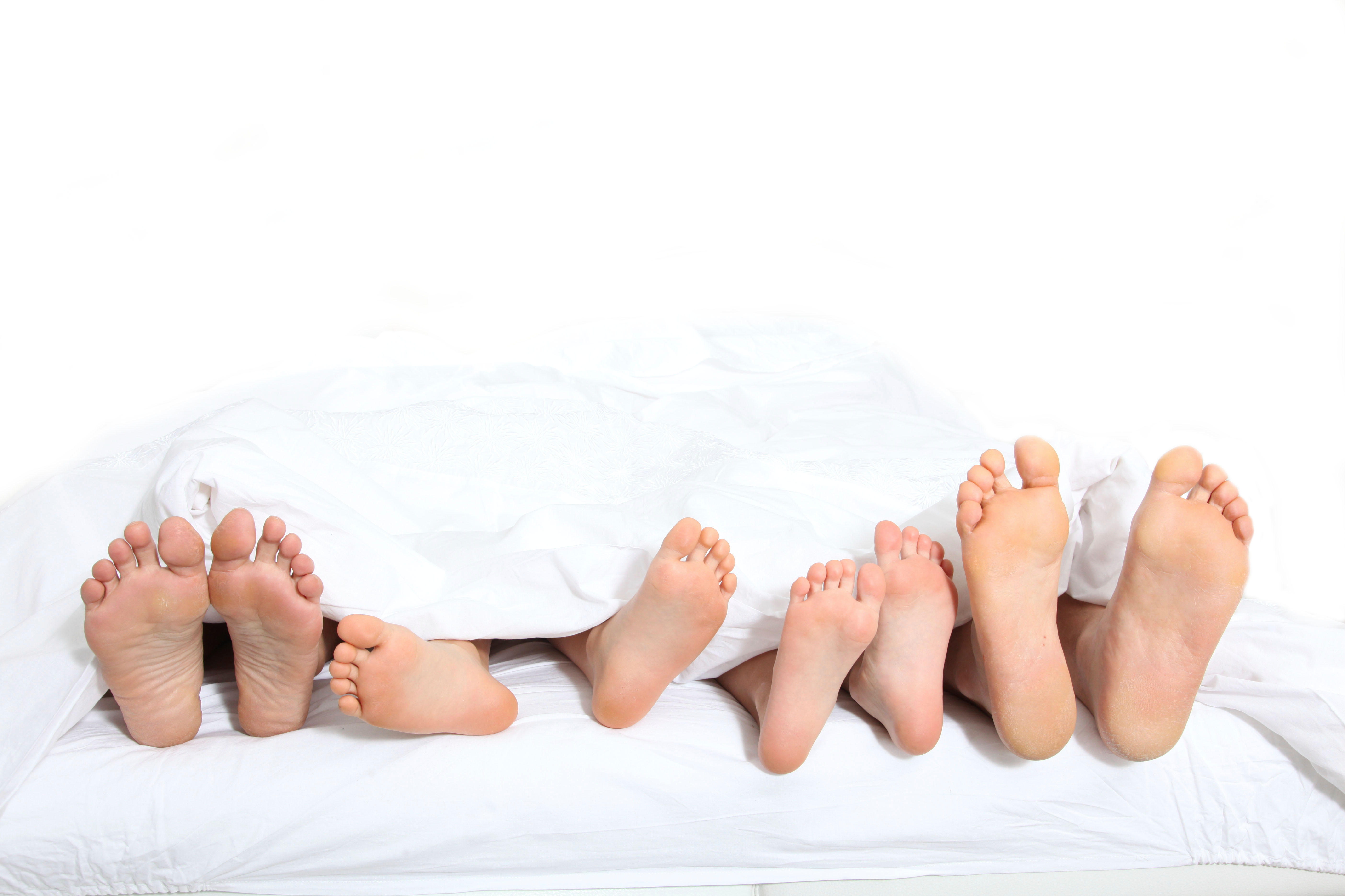 Family feet. Стопы семьи. Семья ноги. Ступни детей в кровати. Ноги семьи в постели.