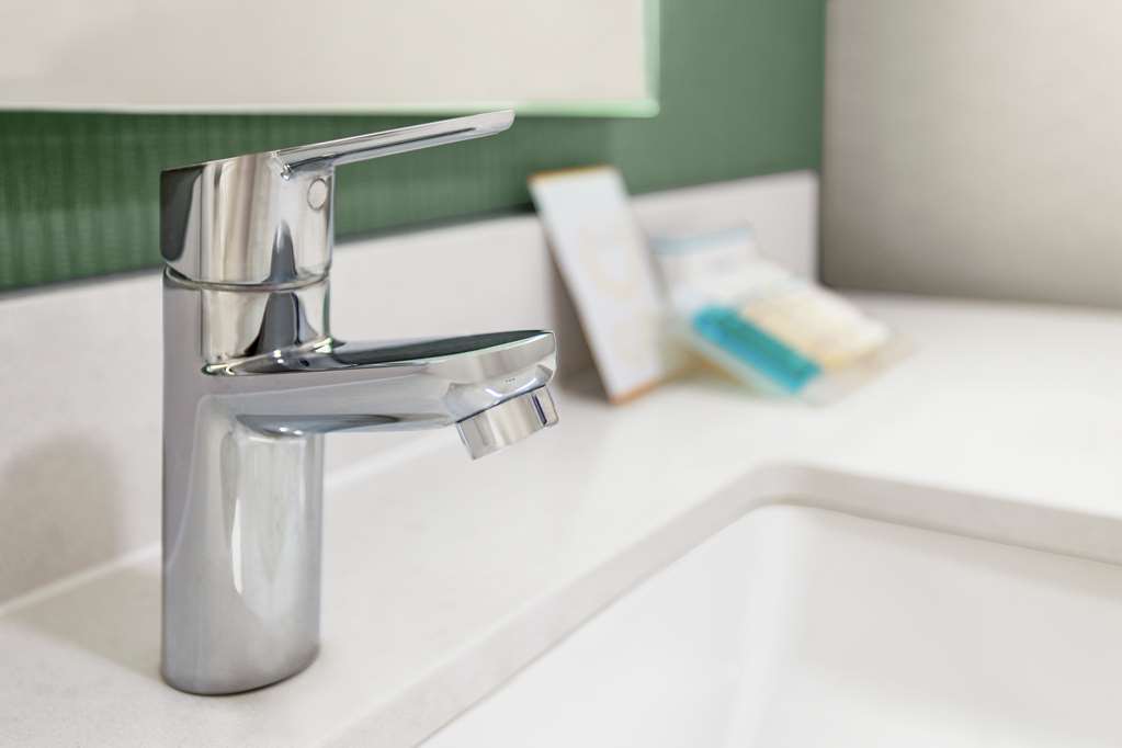 Guest room bath