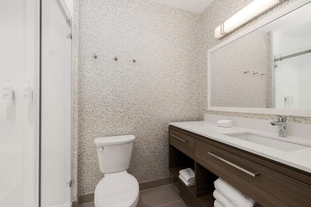Guest room bath