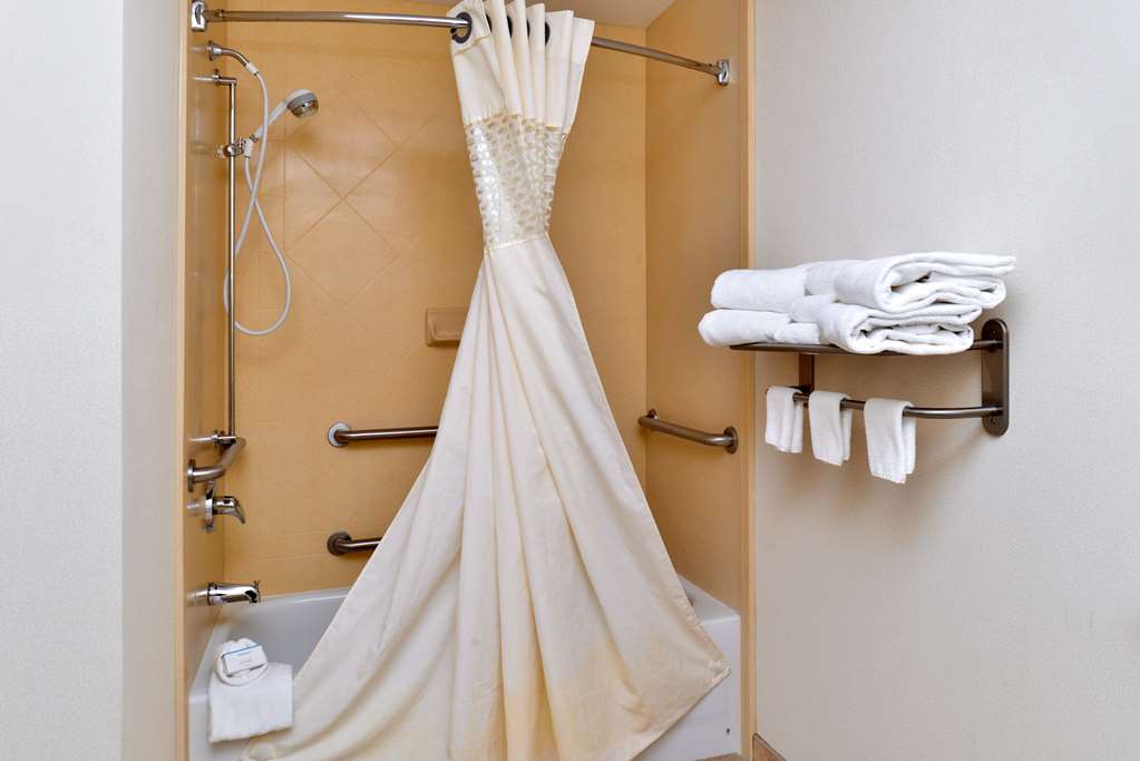 Guest room bath