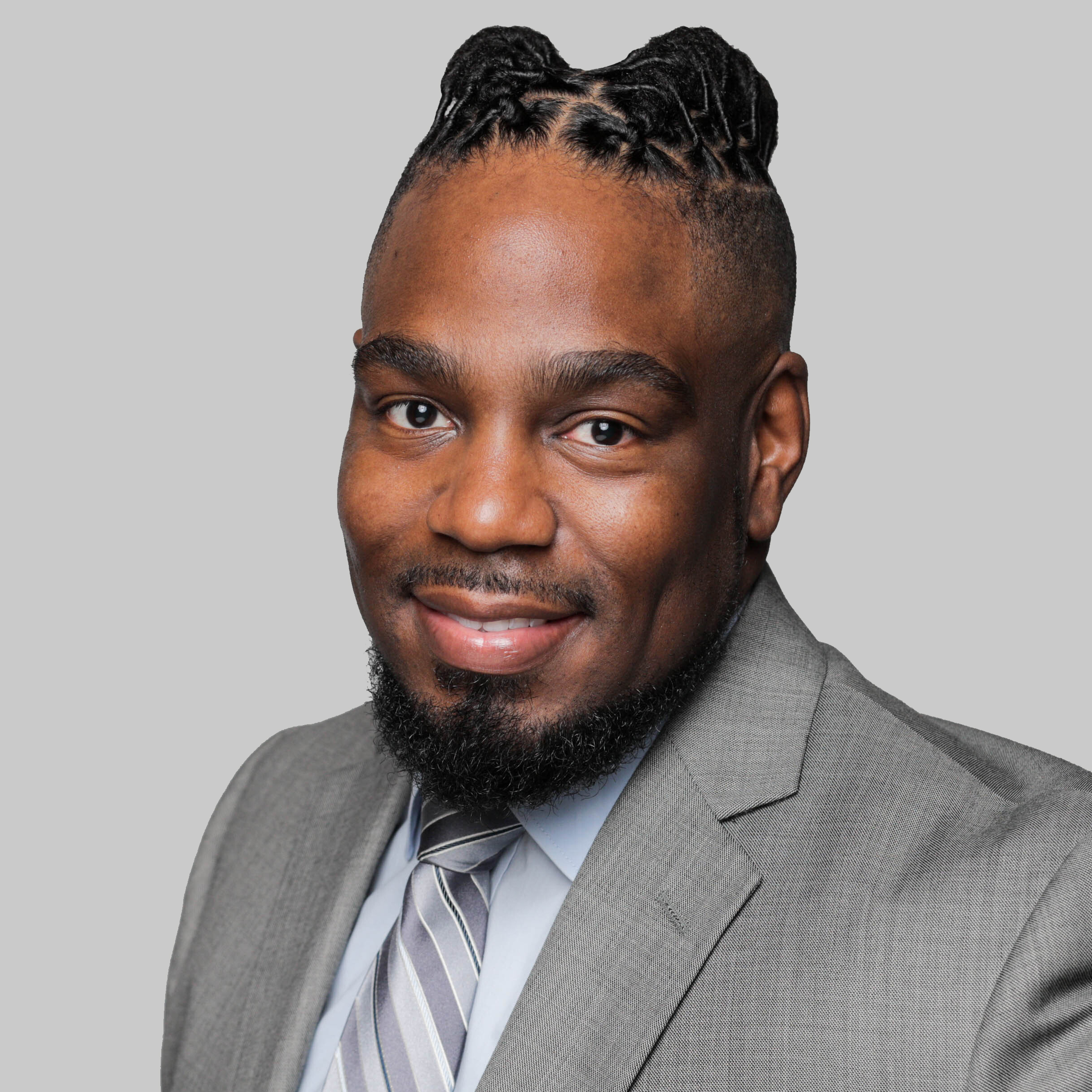 Headshot of Elias Hodges, a wealth advisor at Chase