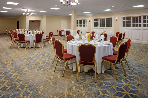 Images Holiday Inn & Suites Boston-Peabody by IHG