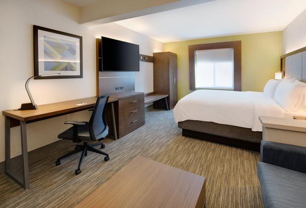 Images Holiday Inn Express & Suites Bradley Airport, an IHG Hotel