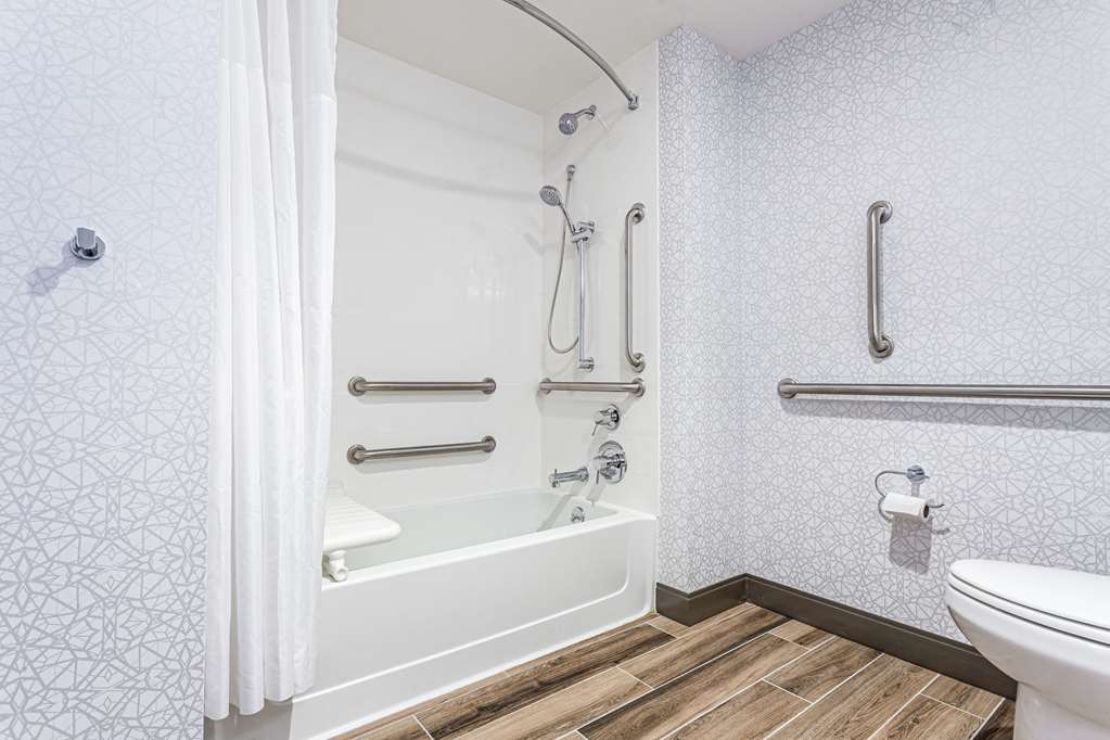 Guest room bath Hampton Inn & Suites Kittery Kittery (207)439-0751
