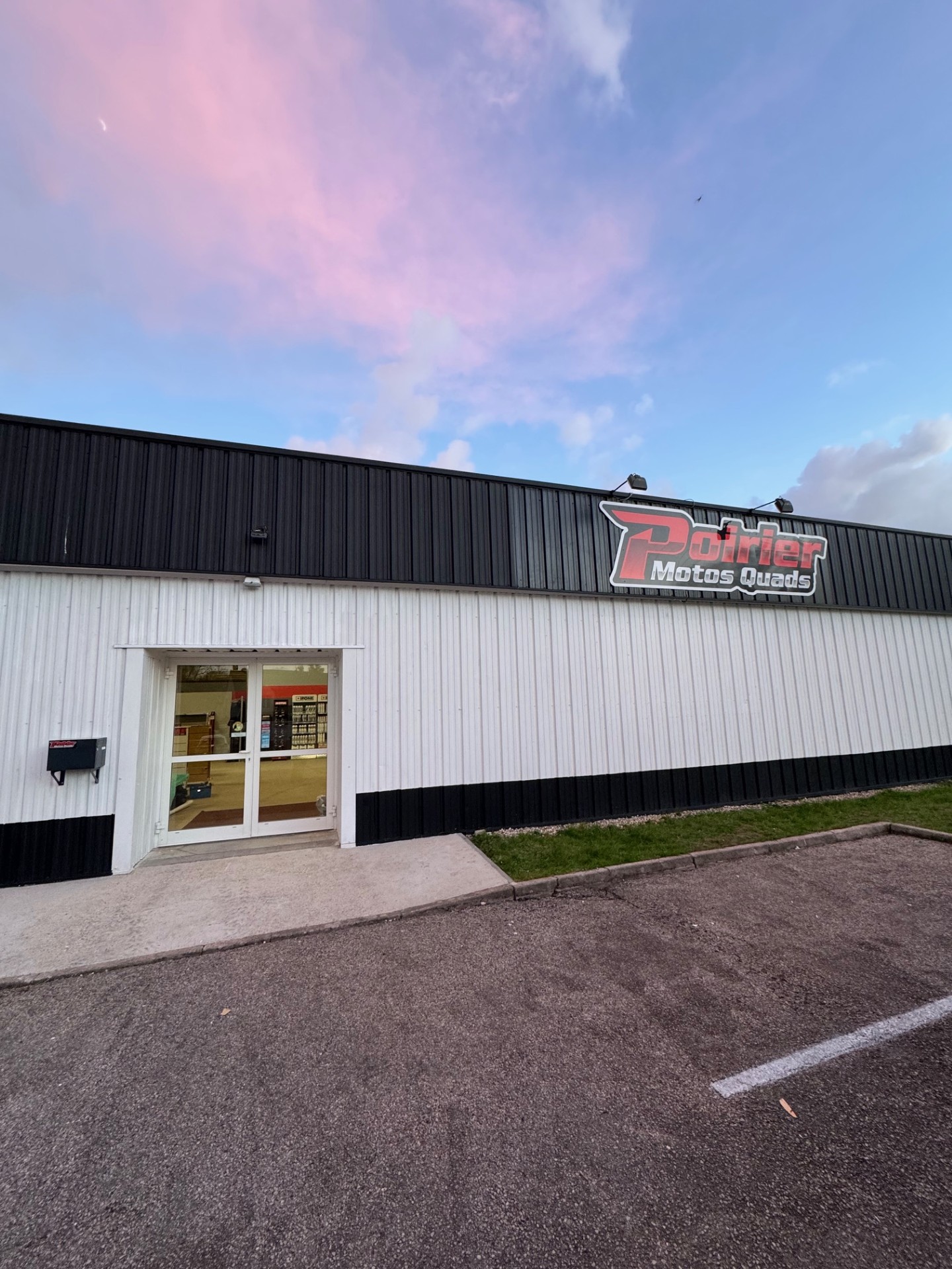 Photo Poirier Motos Quads, magasin vente et réparation moto, scooter et quad à Dieppe. Vente d'équipement du pilote, pièces détachées et accessoire.