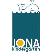 Logo Unsere Evangelische Kindertageseinrichtung ist nach dem biblischen Propheten Jona benannt. Mit Jona verbinden wir die Zusage, dass wir mit all unseren Stärken und Schwächen bei Gott geborgen sind.