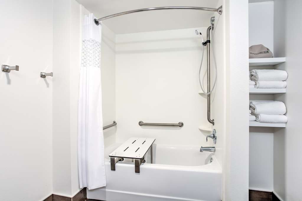 Guest room bath