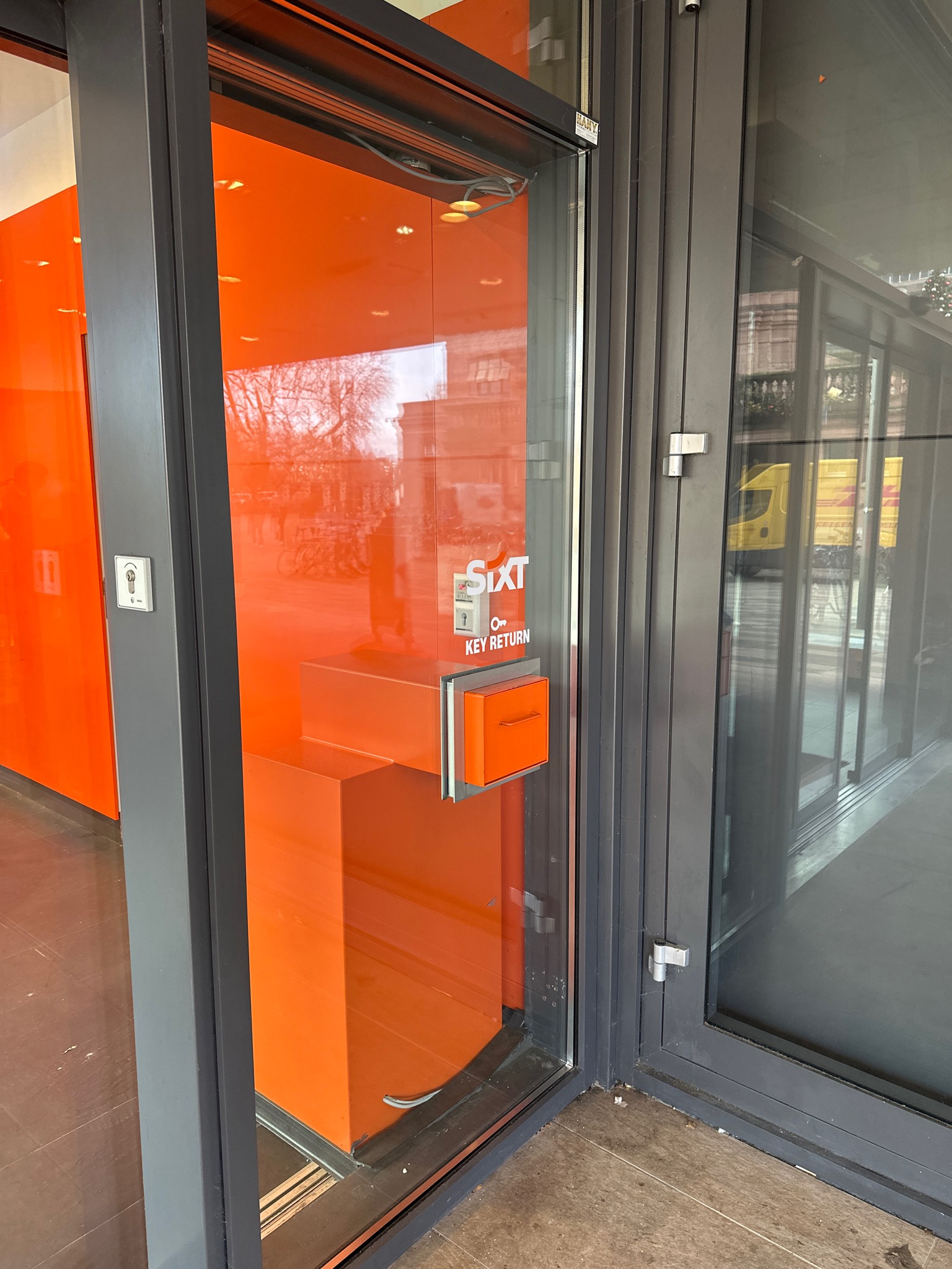 SIXT Autovermietung Wiesbaden Zentrum/Hauptbahnhof, Bahnhofsplatz 3, Lilien-Carre in Wiesbaden