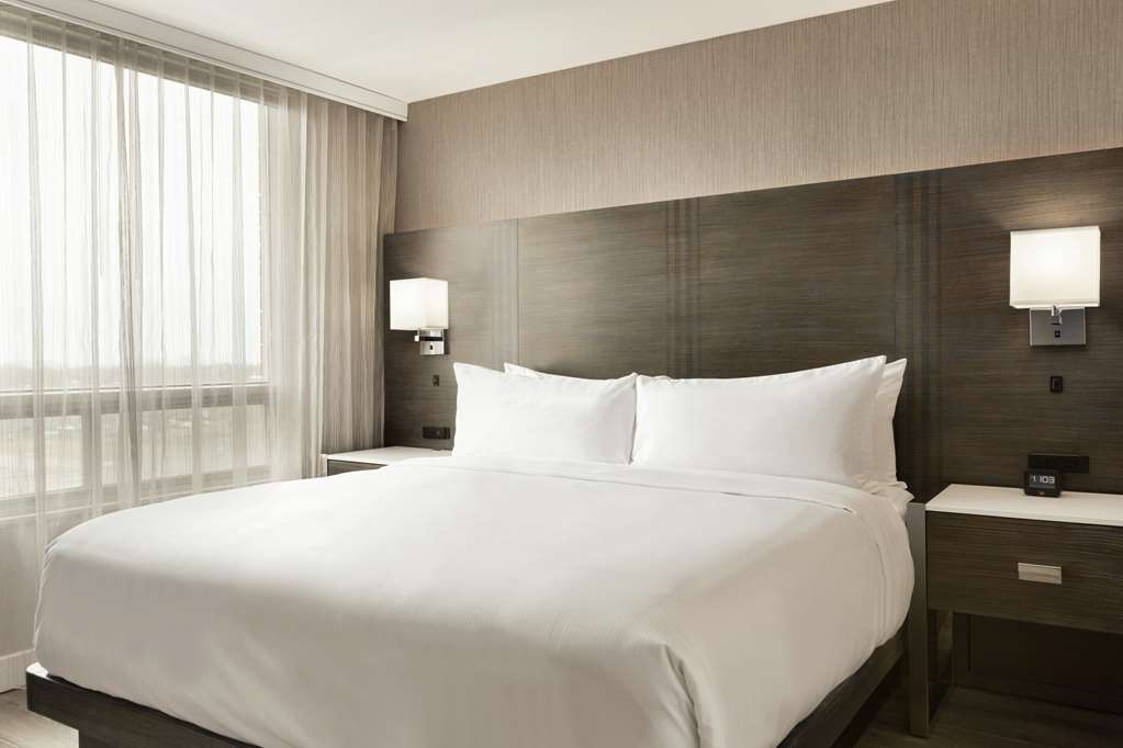 Guest room Embassy Suites by Hilton Montreal Airport Pointe-Claire (514)426-5060