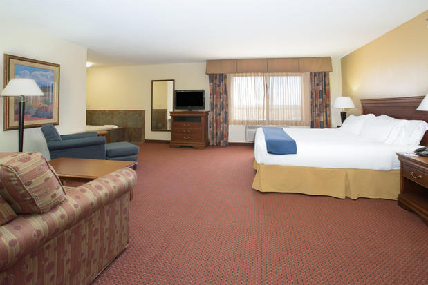 Images Holiday Inn Express & Suites Las Vegas, an IHG Hotel