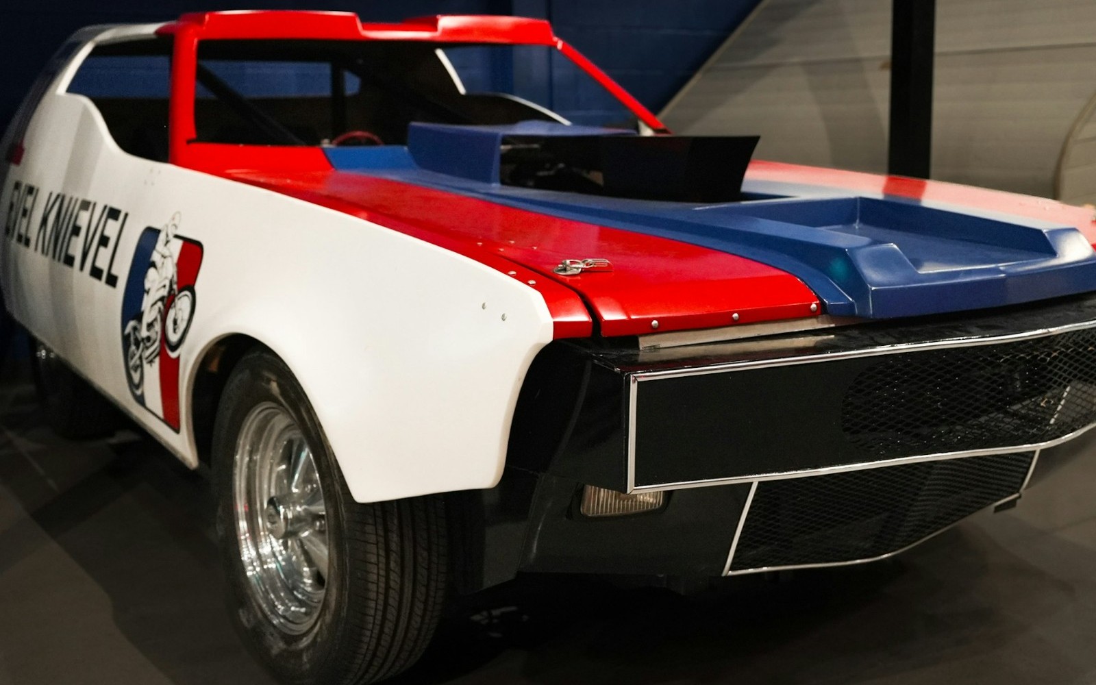 Discover an immersive attraction that recreates Evel Knievel's performances and iconic moments. 