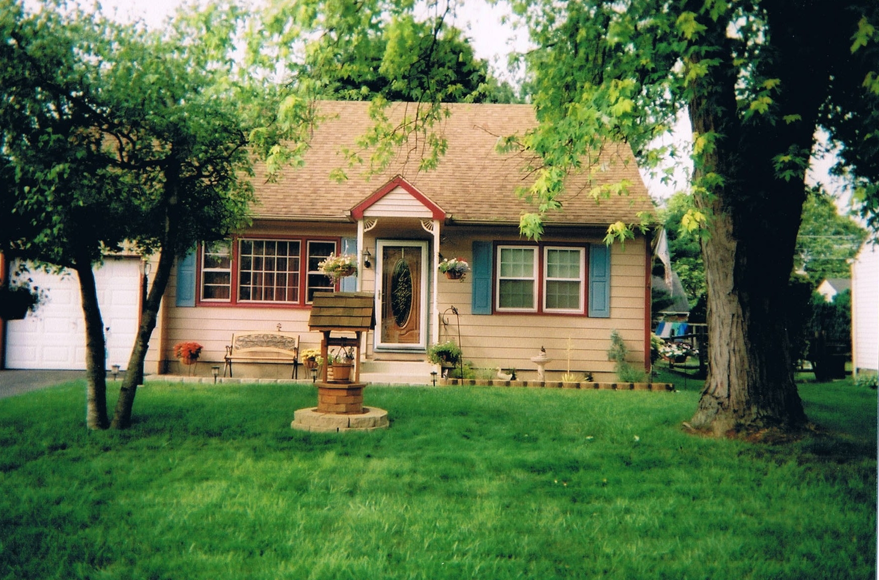 Payless Roofing Windows &amp; More Logo