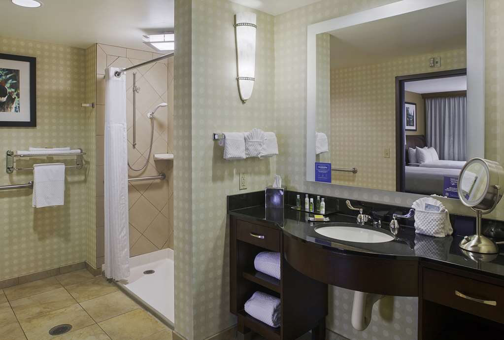 Guest room bath