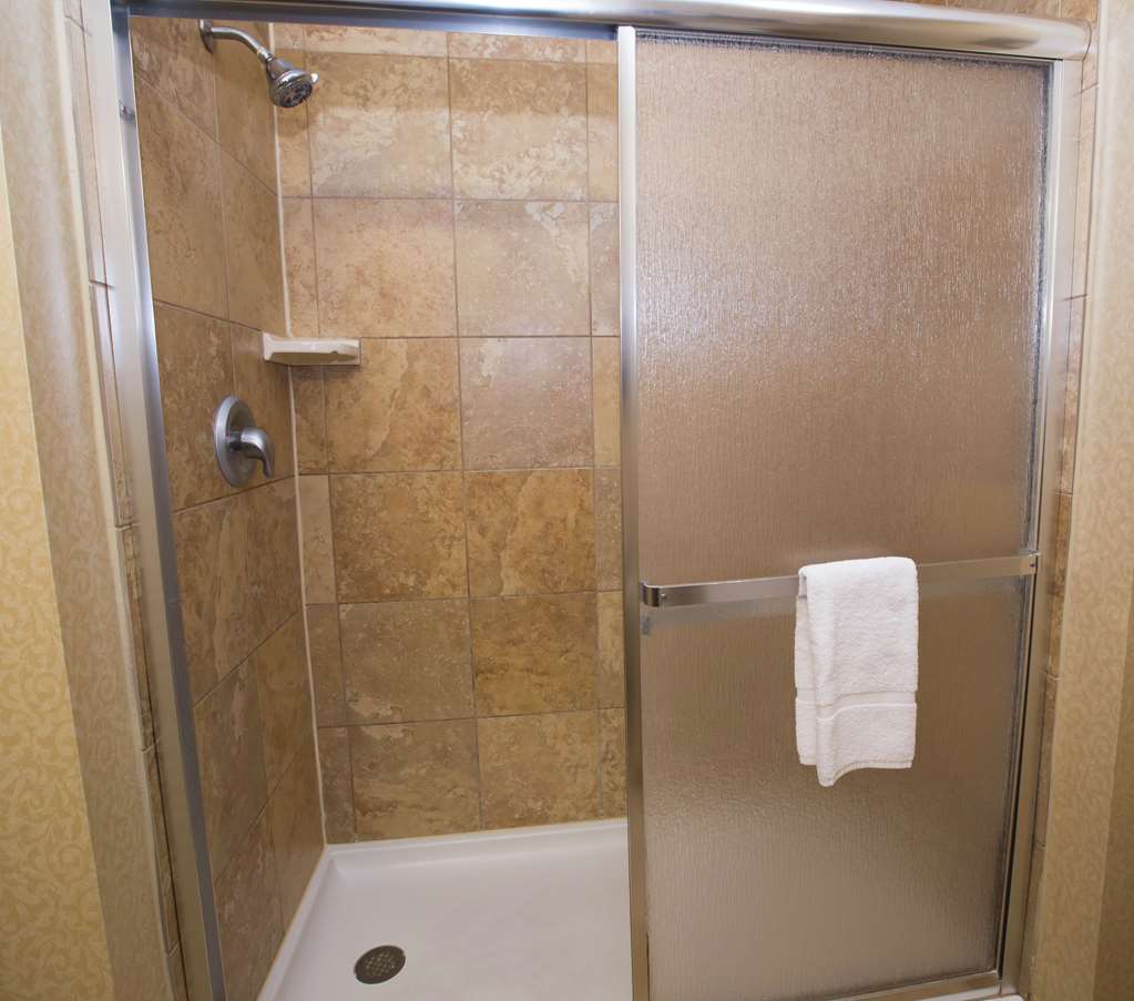Guest room bath