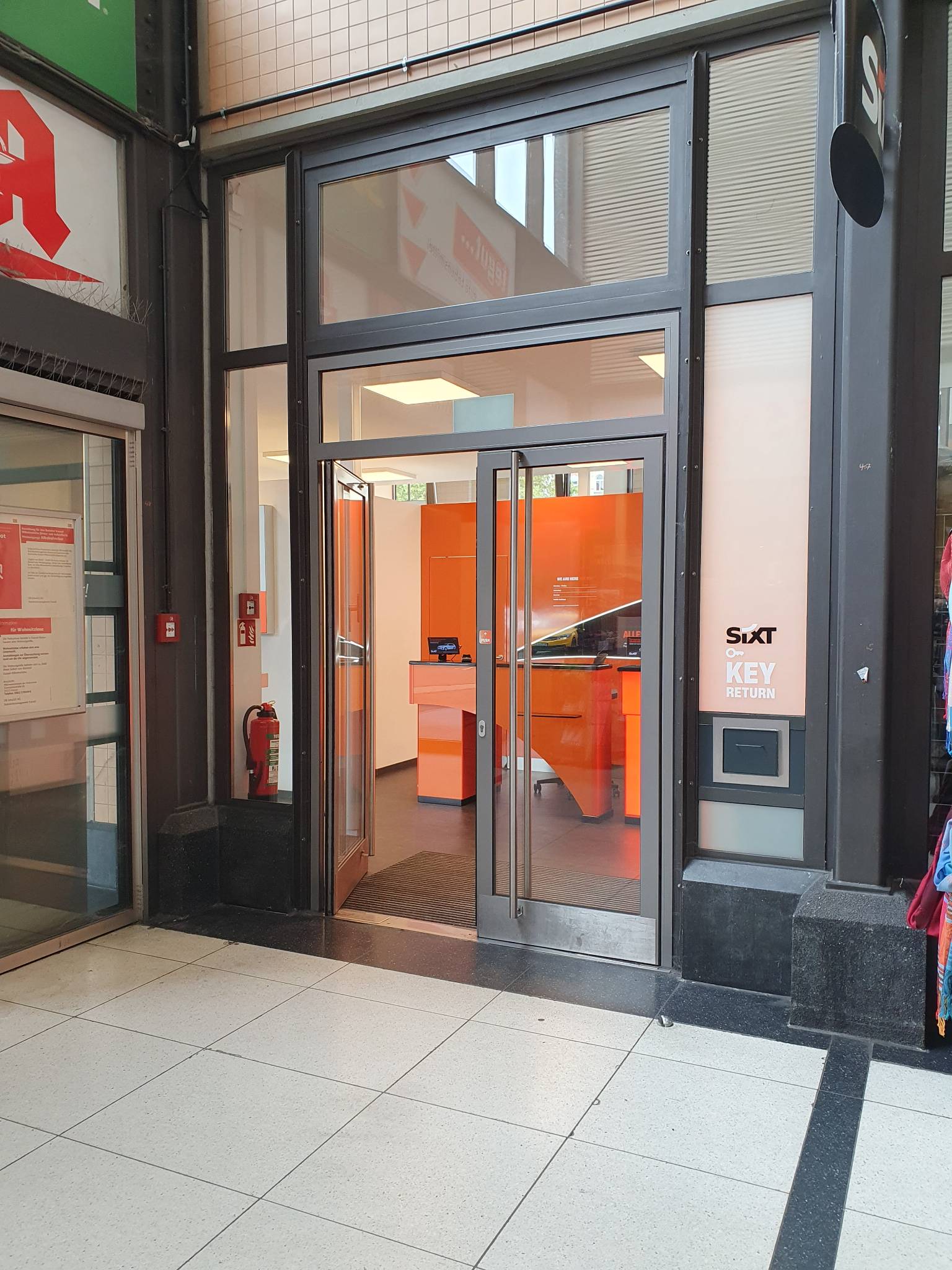 SIXT Autovermietung Kassel-Wilhelmshoehe Bahnhof, Willy-Brandt-Platz 1 in Kassel