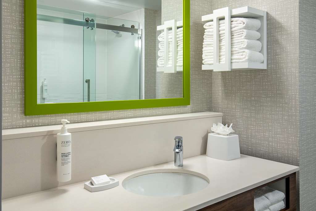 Guest room bath