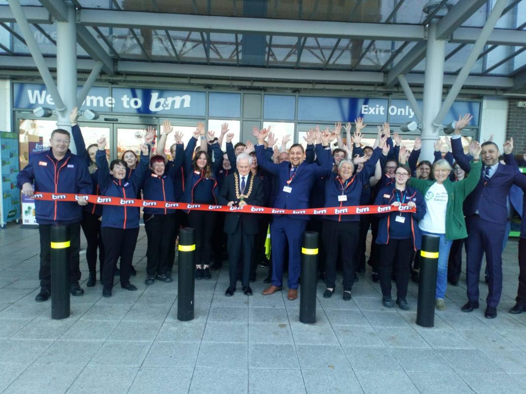 Store staff at B&M's new store in Dundee were delighted to welcome Lord Provost Ian Brothwick who cut the ribbon to officially open the store.