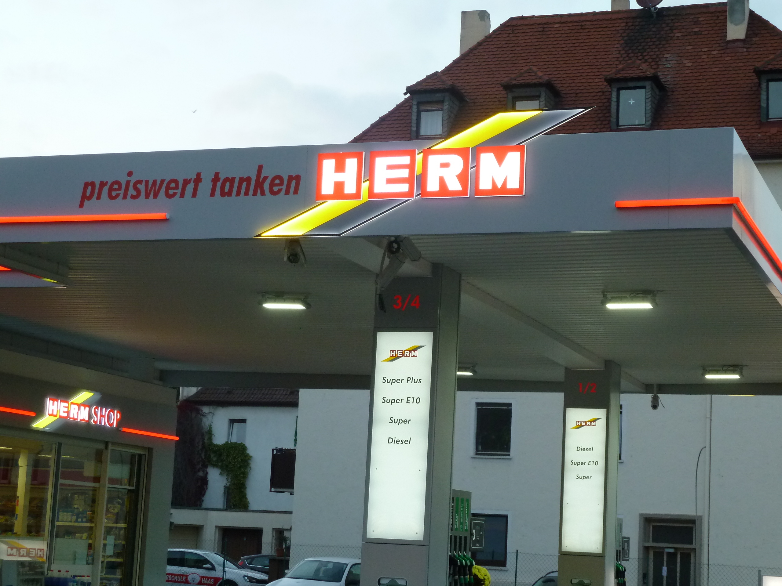 Bild 1 HERM Tankstelle Würzburg in Würzburg