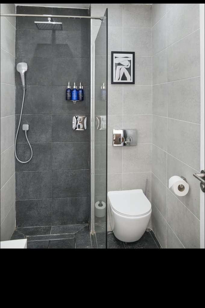 Guest room bathroom Radisson Blu Hotel, Perth Perth 01738 637237