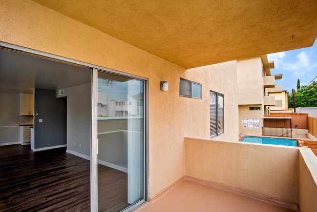 Images Los Robles Apartments