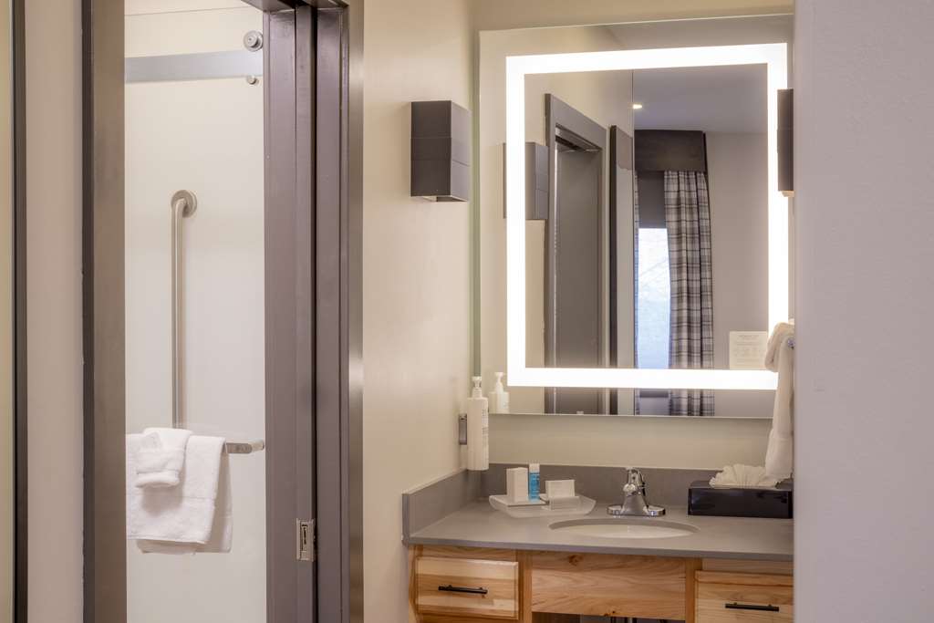 Guest room bath