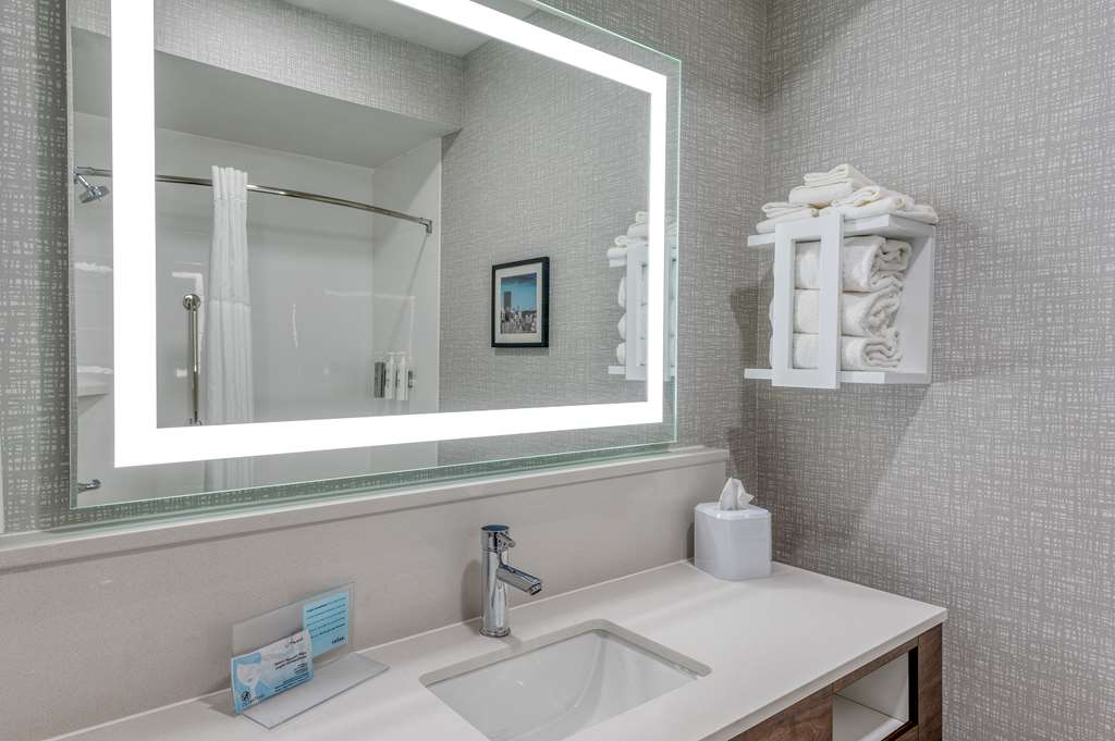 Guest room bath
