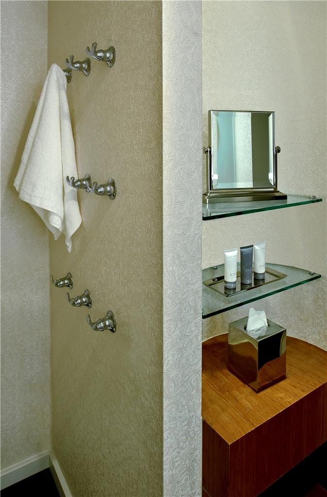 Guest room bath