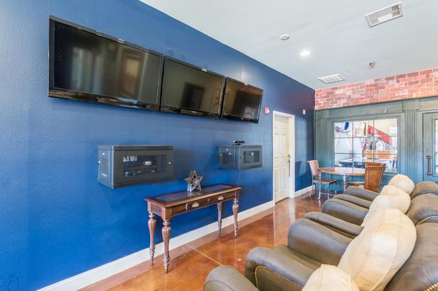 Images Central House on Stadium Apartments