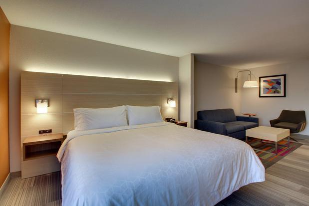 Images Holiday Inn Express & Suites Cedar Rapids-I-380 @ 33rd Ave by IHG