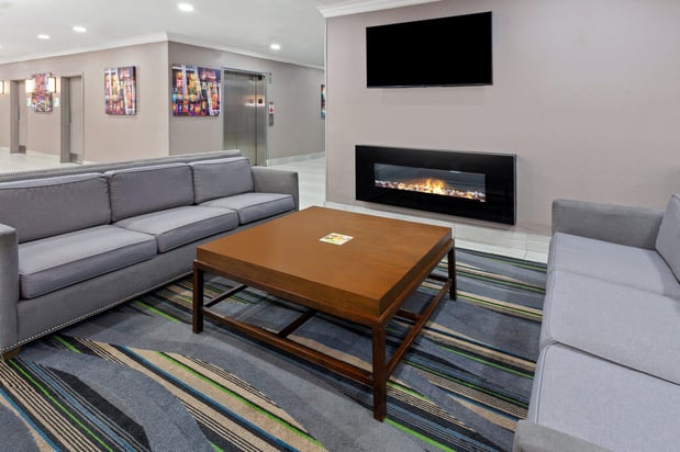 Images Holiday Inn Chicago Oakbrook by IHG