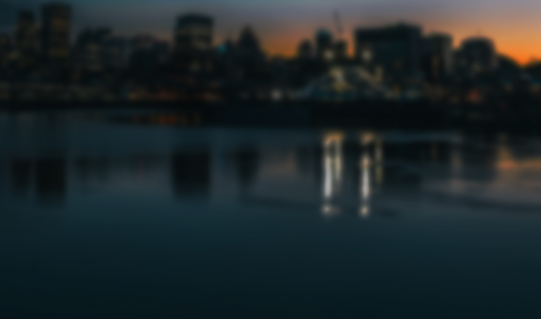 Photo floue de la silhouette de Montréal au coucher du soleil.