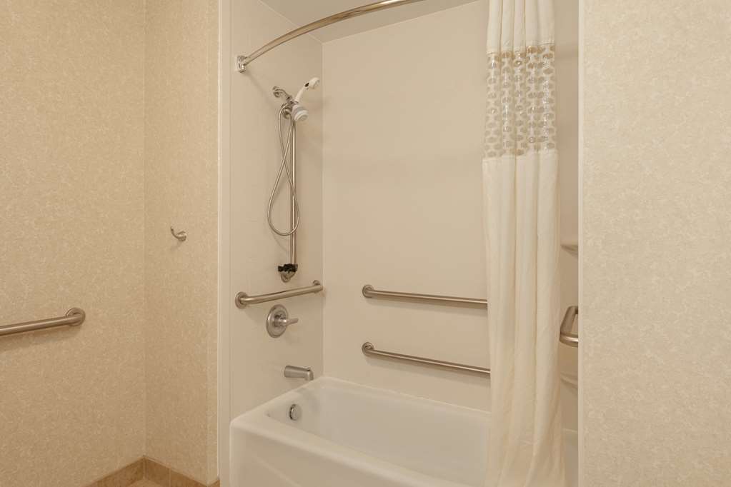 Guest room bath
